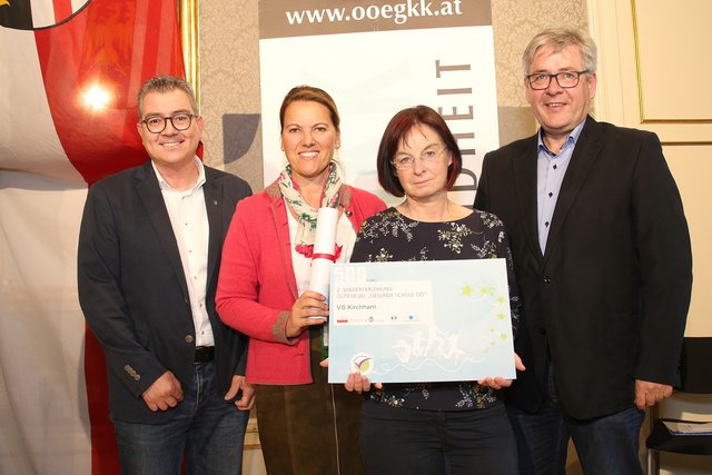 Kirchhams Vizebürgermeister Ingo Dörflinger freut sich mit Direktorin Karin Schwarzlmüller, Pädagogin Monika Steiner sowie Schulqualitätsmanager Robert Thalhammer über die erneute Auszeichnung mit dem Gütesiegel des Landes OÖ.