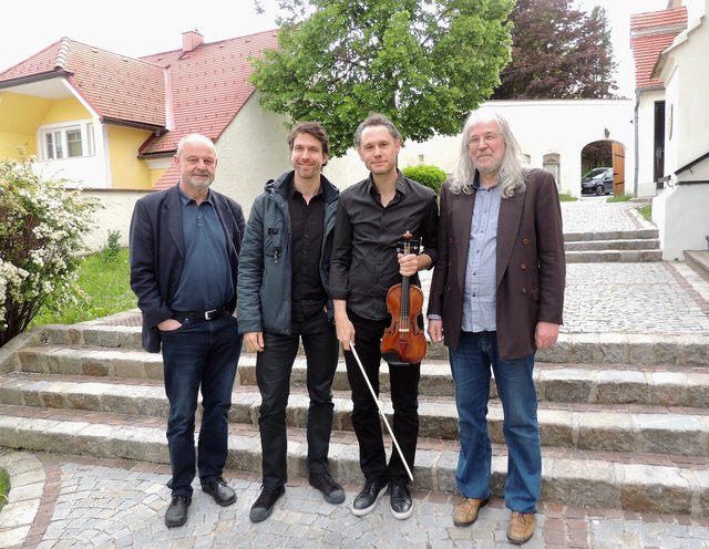 Ferry Berger, Matthias Bartolomey (Cello), Klemens Bittmann (Violine, Mandola) und Kurator Walter Kratner.
