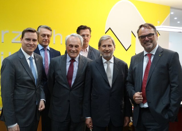 Landtagsabgeordneter Christoph Kaufmann, Vorstandsdirektor Rainer Borns, Präsident Josef Höchtl, Bürgermeister Stefan Schmuckenschlager, EU-Kommissar Johannes Hahn, Direktor Thomas Kriz