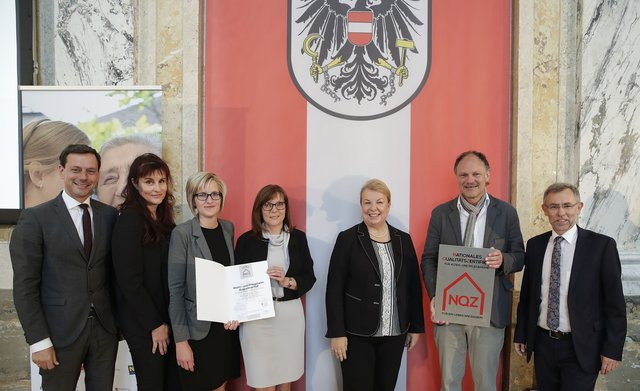 Das Team des Fürstenfelder Wohn- und Pflegeheims Augustinerhof, um Geschäftsführer Johann Fuchs (2.v.r.), freute sich über die Auszeichnung mit dem „Nationalen Qualitätszertifikat für Alten- und Pflegeheime in Österreich“.