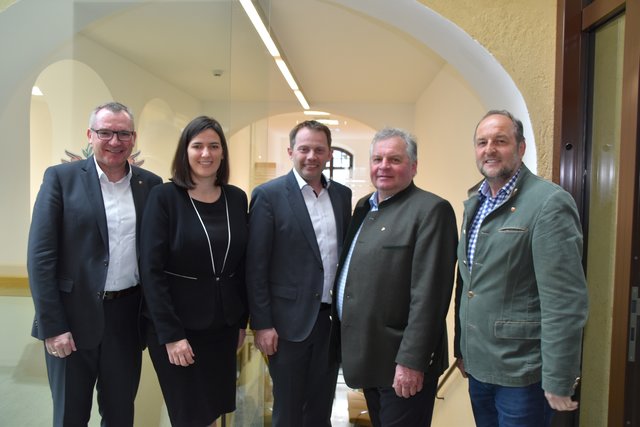 Erst vor kurzem besuchte die VP-Spitzenkandidatin für die EU-Wahl, Barbara Thaler, das untere Wipptal. Im Bild mit LR Johannes Tratter, Bgm. Alexander Woertz, PV-Obmann Alfons Rastner und Bgm. Paul Hauser (v.l.).