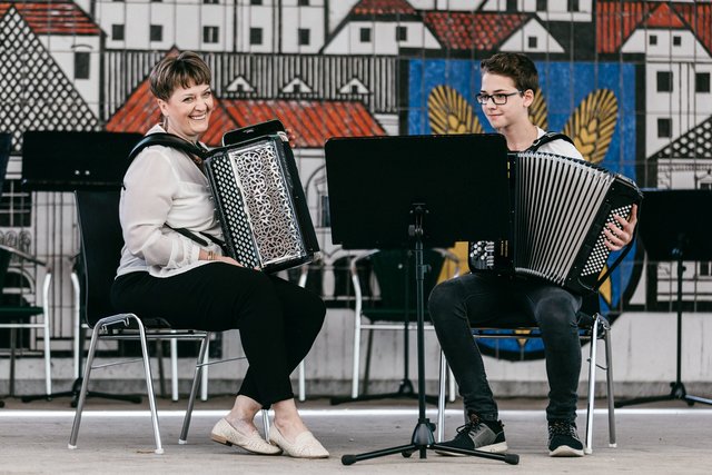 Veronique Daelman mit ihrem Schüler Manuel Eckhardt musizierten im Rathaushof.