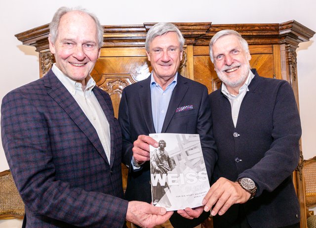 Wolfhart Fally (l.), Präsident des Stadtvereins Salzburg, übergab zusammen mit dem Vizepräsidenten Leonhard Santner (r.) das Weissbuch an Bürgermeister Harald Preuner