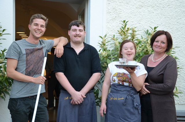 Das Team vor dem Café Viele Leute am Linzer Pfarrplatz. | Foto: Schön für besondere Menschen