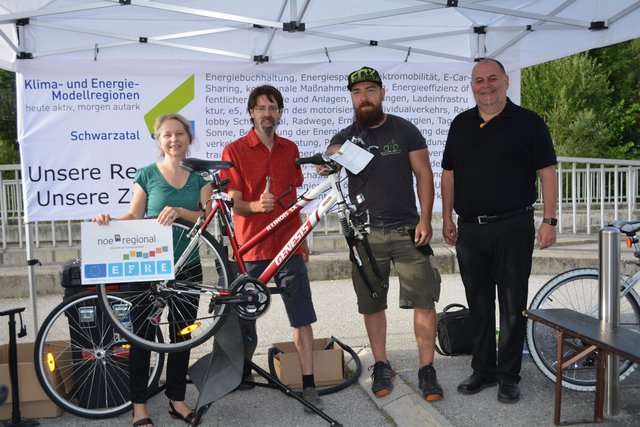 vlnr: Britta Fuchs (Regionales Mobilitätsmanagment/NÖ.Regional.GmbH), Christian Wagner (KEM Schwarzatal), Willi Konlechner (mobiles Bikeservice), Vizebürgermeister Erich Santner