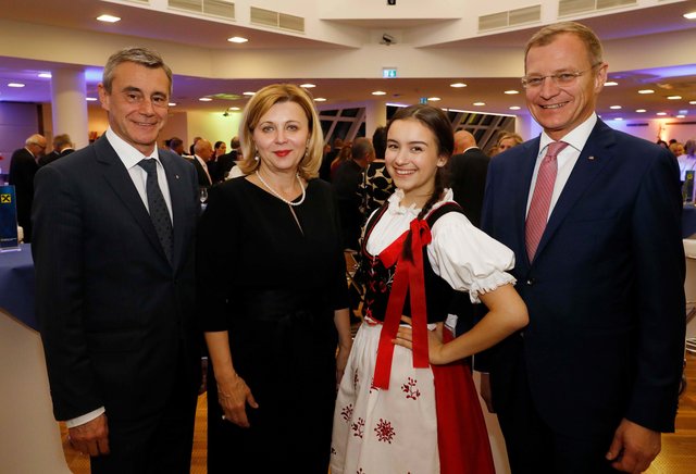 RLB OÖ-Generaldirektor und Honorarkonsul der Tschechischen Republik in Oberösterreich Heinrich Schaller, Ivana Cervenková, Botschafterin der Tschechischen Republik in Österreich, Natalie Malcova und Landeshauptmann Thomas Stelzer.