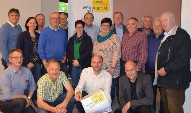 Topothek-Schulung Herrnbaumgarten 1 (Gruppenbild): Topothek Schulung in Herrnbaumgarten: Bgm. Christian Frank, Christine Filipp und die Schulungsteilnehmer erhalten Infos, Tipps und Tricks von Topothek-Gründer Alexander Schatek über die geschichtliche Plattform.