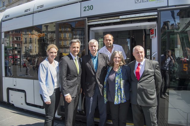 Wollen die Pläne realisieren: Barbara Urban (Leiterin Verkehrsplanung), Bürgermeister Siegfried Nagl, Verkehrsexperte Willi Hüsler, Verkehrsstadträtin Elke Kahr und Verkehrsplaner Martin Bauer (v. l.). Über mehr Schienenkilometer könnte sich auch Bim-Fahrer Gerhard Sumann (zweite Reihe) freuen.