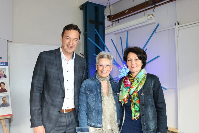 Bgm. Jochen Bocksruker eröffnete die Ausstellung, hier mit Obfrau Regina Uedl und Künstlerin Marianne Landsmann