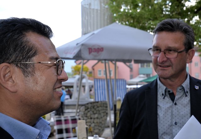 Plausch der Bürgermeister Toshihisa Tamai und Wolfgang Klinar am Wochenmarkt