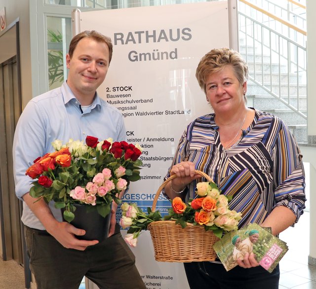 Die FAIRTRADE-Beauftragten der Stadt Gmünd, Silvia Wurz und Harald Winkler, bei der Verteilaktion.