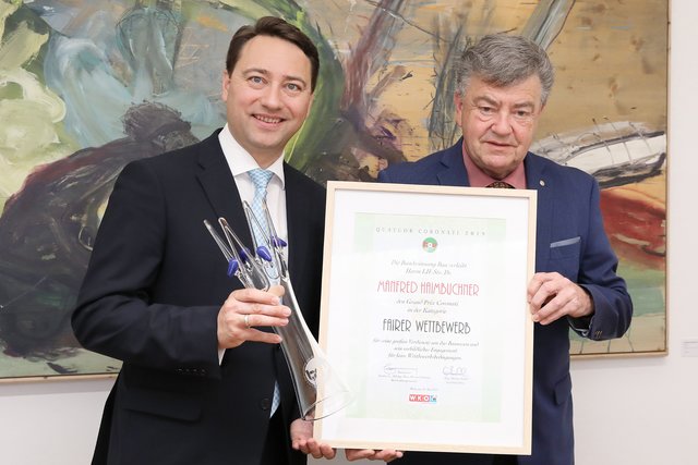 Walter Schragner (r.) übergibt den Coronati Preis an Landeshauptmann-Stv. Haimbuchner (l.).