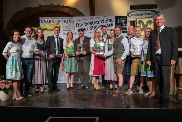 Die südsteirischen Landessieger v.l.n.r.: Heidi und Stefan Potzinger, Weinprinzessin Maria, Ing. Peter Stelzl (Erzherzog Johann Weine), Markus Skoff mit Tochter, Liane Adam-Lieleg, Sohn Florian, Weinkönigin Katja und Manfred Adam-Lieleg, Josef, David und Cornelia MARKO mit Weinbaudirektor Werner Luttenberger