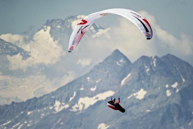 Mit dem Gleitschirm über die Alpen.