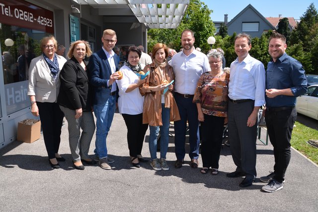 Zünftige Jause vor dem ÖVP Büro in Oberpullendorf: Patirk Fazekas, Christian Sagartz, Niki Berlakovich undThomas Niklos mit einigen Funktionären