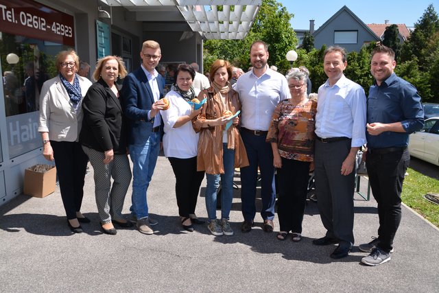 Zünftige Jause vor dem ÖVP Büro in Oberpullendorf: Patirk Fazekas, Christian Sagartz, Niki Berlakovich undThomas Niklos mit einigen Funktionären | Foto: Eva Maria Plank