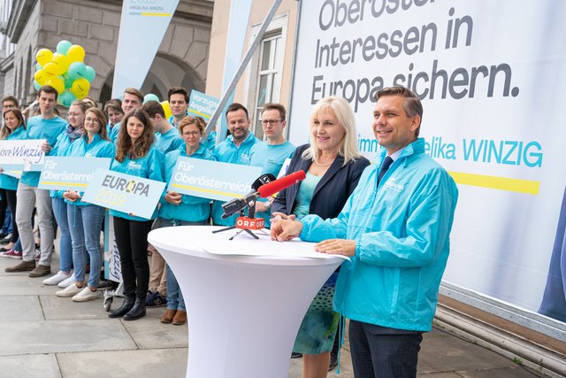 OÖVP-Landesgeschäftsführer Wolfgang Hattmannsdorfer und OÖVP-Spitzenkandidatin zur EU-Wahl Angelika Winzig (v. r.) starten mit zahlreichen Unterstützer in die Schlussoffensive.