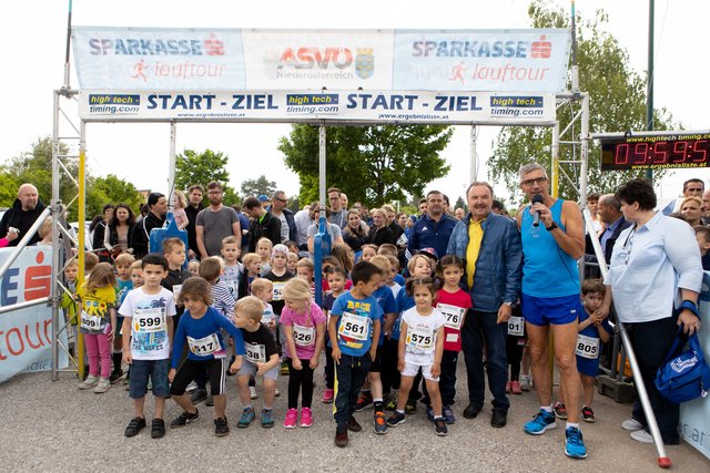 Rechts im Bild: Bürgermeister Hans Rädler mit Obmann Edi Horvath und den Kids kurz vor dem Start zum Lauf der U6.