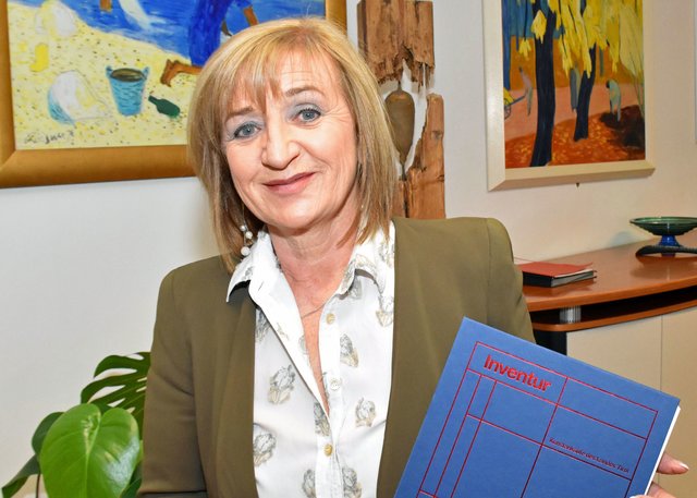 Kulturlandesrätin Beate Palfrader: „Die Publikation ‚Inventur‘ bietet eine Übersicht über die von der Kunstankaufskommission des Landes im Zeitraum 2012-2018 ausgewählten Werke.“
 | Foto: © Land Tirol/Gerzabek