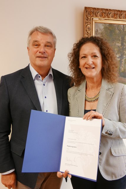 Finanzamtsvorstand Wolfgang Ruf und Renate Stiglitz bei der Dekretüberreichung.