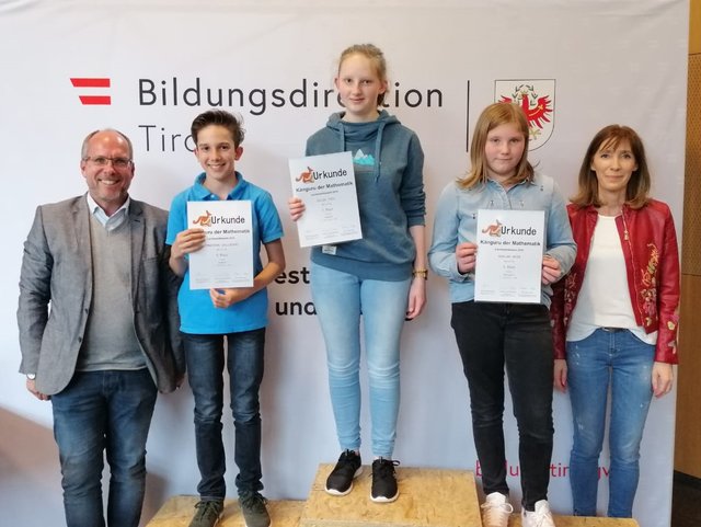 Die erfolgreichen TeilnehmerInnen Jonathan Callegari, Julia Figl und Miriam Mair flankiert von Direktor Andreas Strasser und FL Maria Außerlechner.