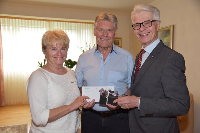 Im Bild Walter und Gertrud Piermayer mit GR HR Dr. Ernst Schebesta.