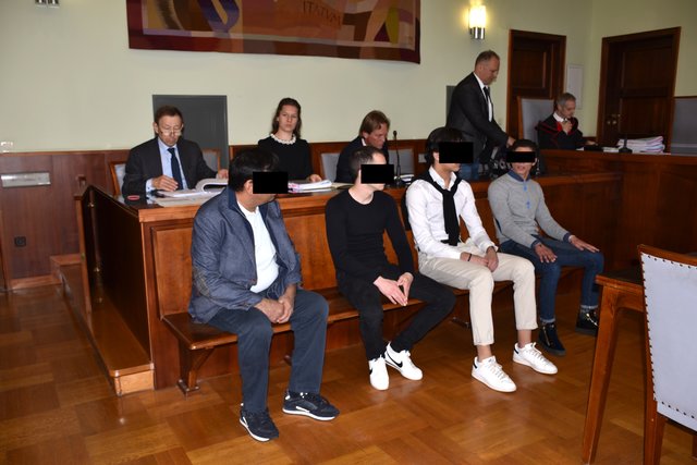 Das (teils noch nicht rechtskräftig) verurteilte Quartett sitzt auf der Anklagebank. Im Hintergrund ihre Verteidiger: v.l.: Rudolf Mayer, Julia Karall, Alexander Philipp und Martin Mahrer. Ganz rechts: Staatsanwalt Udo Kremnitzer.