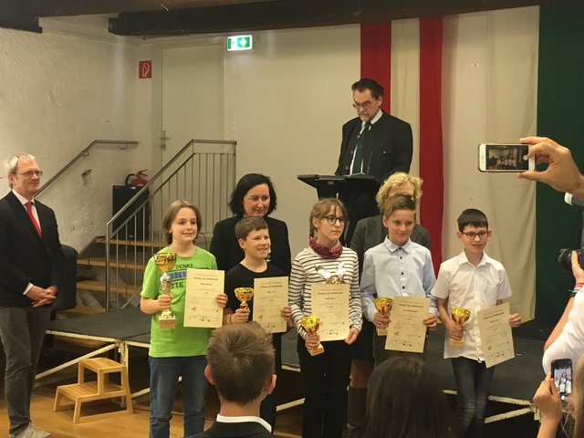 Elias Lang (2.v.l.) erreichte den 2. Platz beim Känguru der Mathematik.
