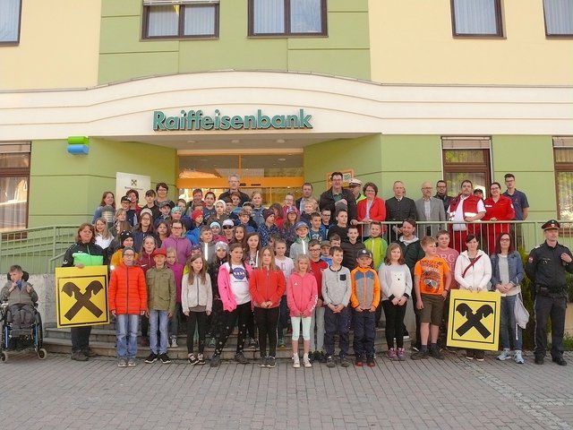 "Die jungen "Inspektoren" mit Lehrern und Vertretern der jeweiligen Gemeinde.