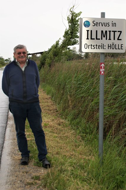 Hand Kroiss an der Tafel zum Ortsteil Hölle in Illmitz