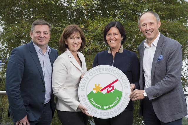 Die Geschäftsführerin der Zauchensee Liftgesellschaft, Veronike Scheffer (2.v.r.), mit Kornel Grundner, Sprecher der „Besten Salzburger Sommer-Bergbahnen“, Maria Hofer, Sprecherin „Beste Österreichische Sommer-Bergbahnen“ und Leo Bauernberger, Geschäftsführer SalzburgerLand Tourismus GmbH (v.l.).