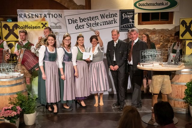 Weststeiermark: Die Weinhoheiten mit Luise Jöbstl (Landessiegerin), Raiffeisenlandesbank Generaldirektor Martin Schaller und Weinbaudirektor Werner Luttenberger
