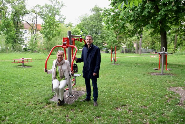Stadträtin Maria van Dyck und Bürgermeister LAbg. Jürgen Maier testen die Outdoor-Geräte im Horner Stadtpark.