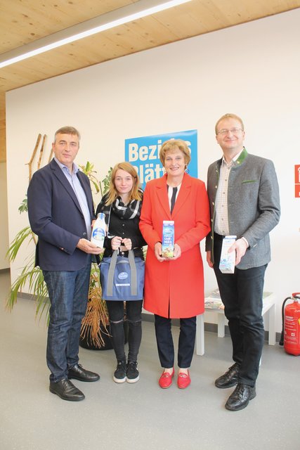 Milch aus der Heimat: Bezirksbauernobmann Hannes Partl, Kreativassistentin der BB Schwaz Hannah Mühlbacher, Bezirksbäurin Sonja Gschösser und Josef Unterweger vom Bauernbund Bezirk Schwaz (v. l.)