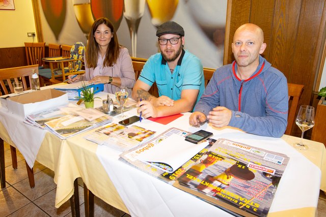 Programm steht: Organisatorin Sabine Hauer, Andreas „Biwa“ Stickler, Charly Rottensteiner.