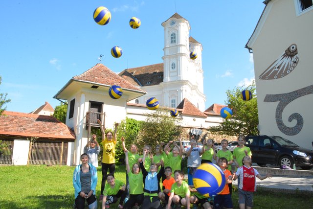 Der Sumiday 2019 vor der Volksschule am Weizberg mit Sicht auf die Basilika.