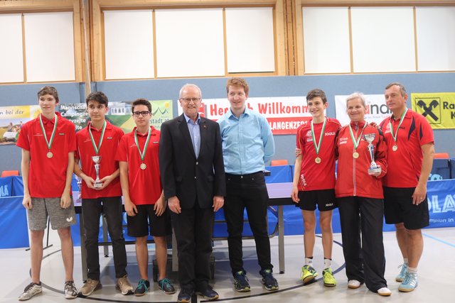 Siegerehrung im D-Cup-Bewerb: die Langenzersdorfer Spieler Lukas Baumgartner, Amir Sam Poppenwimmer, David Obermann, Cup-Referent Stellvertreter Bruno Zdrazil, WTTV Sportausschuss Vorsitzender Florian Welles, sowie das Mariahilfer Team Matias Kuhs, Claudia Deininger und Helmut Finker.