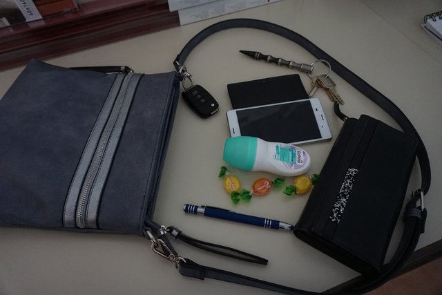 Was Frau alles in ihrer Handtasche versteckt...