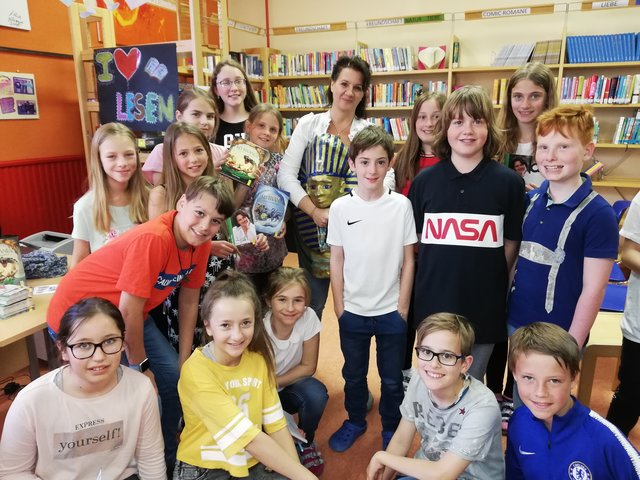 Gabriela Rittig sorgte mit ihren handsignierten Büchern für neuen Lesestoff in der Bibliothek der Neuen Mittelschule und gewann ein begeistertes Lesepublikum.