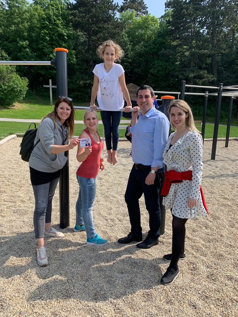 Katharina Kucharowits, Günther Sidl, Patricia Katsulis mit Jasmin und Lena, die im Rahmen der Kräuterwanderung am Spielplatz getroffen wurden.