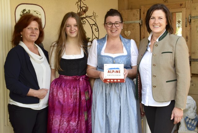 Edelweißköniginnen Maria Schweiger (li.) und Maria Braito (re.) mit Gastgeberin Andrea Graf (2. v. re.) und Tochter Eva.