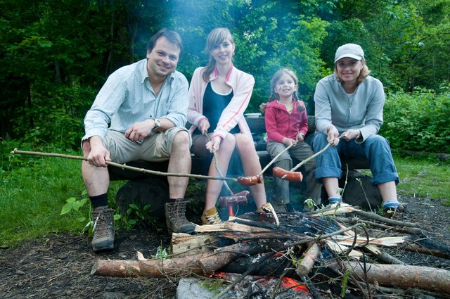 Gemeinsam mit der Familie unter freiem Himmel zu schlafen und bei einem Lagerfeuer Würstchen zu grillen ist in den Ferien genauso legitim, wie einfach einmal nichts zu tun und zur Ruhe zu kommen. | Foto: Gorilla/Fotolia