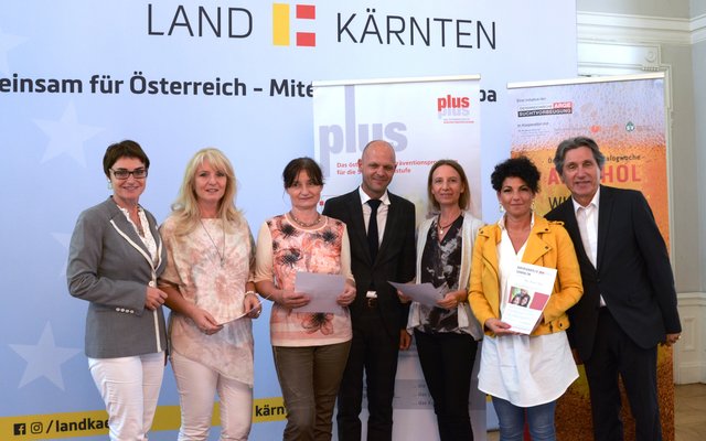Ein dickes „plus“ für die Suchtprävention: LHStv.in Beate Prettner und Bildungsdirektor Robert Klinglmair bei der Zertifikatsverleihung