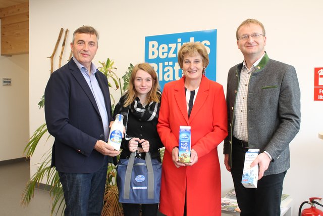 Milch aus der Heimat: Bezirksbauernobmann Hannes Partl, Kreativassistentin der BB Schwaz Hannah Mühlbacher, Bezirksbäurin Sonja Gschösser und Josef Unterweger vom Bauernbund Bezirk Schwaz (v. l.)