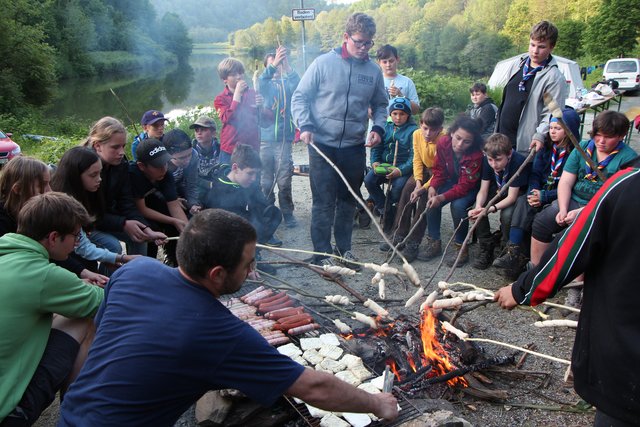 Am Lagerfeuer wurde gegrillt, gesungen, gespielt und getanzt