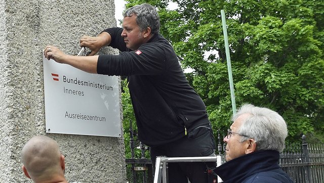 Vorsichtig ging der beauftragte Handwerker an die Demontage.