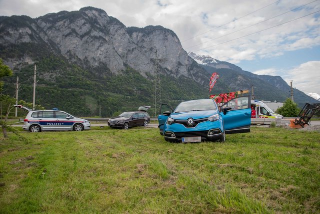 Bei der Einmündung des Firmenparkplatzes in die Landesstraße kam es zur Kollission.