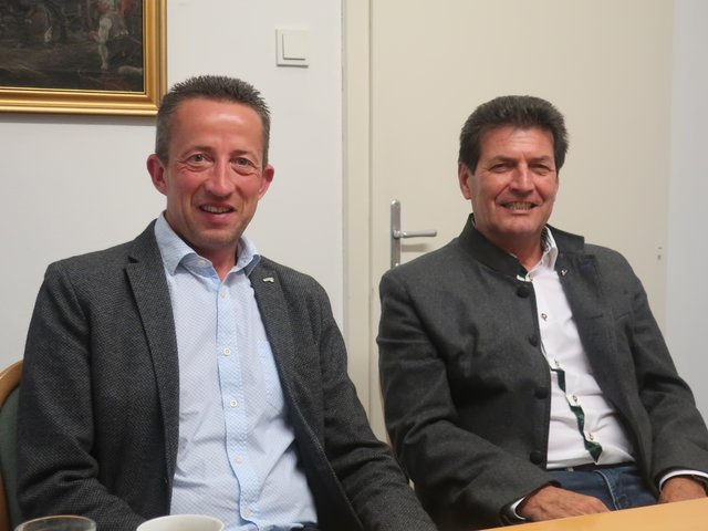 Bürgermeister Harald Leopold (rechts) mit Vizebürgermeister Leopold Groiß lädt die Langenloiserinnen und Langenloiser zu Zukunftsgesprächen.