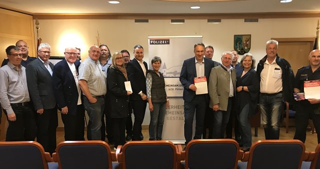 Vertreter aus der ganzen Region waren zum Sicherheits-Treffen gekommen.