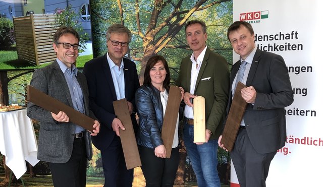 Bei Familie Braunstein waren die WK-Vertreter Josef Sommer (l.), Karl-Heinz Dernoscheg (2.v.r.) und Thomas Heuberger (r.) zu Gast.